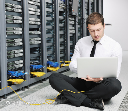 轻的IT工程师商务人员与薄的现代铝笔记本电脑网络服务器机房 计算机网络工程
